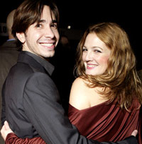 Justin Long and Drew Barrymore holding hands