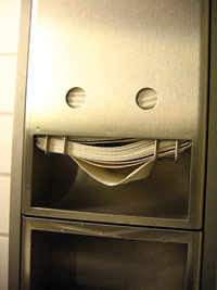 Manual paper towel dispenser