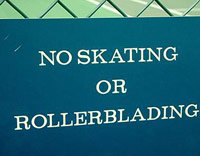 No skating or rollerblading sign on a tennis court