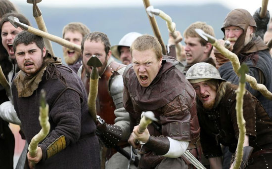 Scottish men pumped up on the battlefield