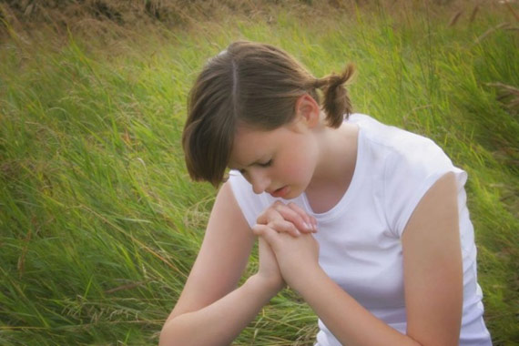 Teen girl praying to God