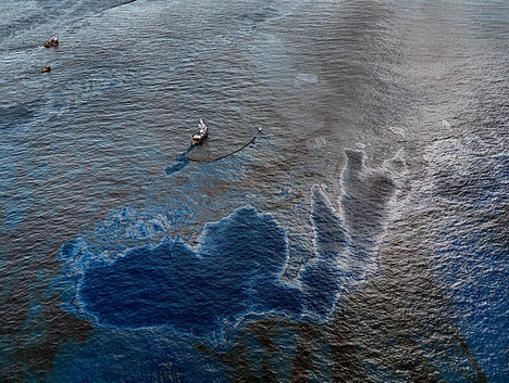 Huge oil spill in ocean