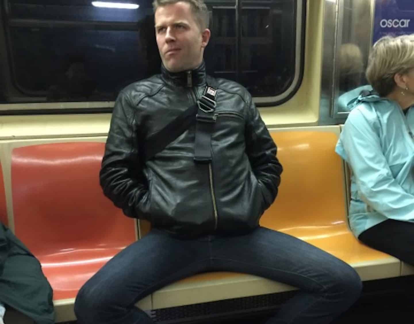 Мужчина широко сидит. Мужик в метро. Мужчина сидит в метро. Мужчина в транспорте. Мужчина сидит с широко расставленными ногами.