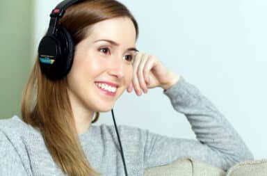 lady listening to headphone