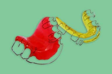 it's retainers! Image by Hondur - Own work, CC BY-SA 4.0, https://commons.wikimedia.org/w/index.php?curid=35232511